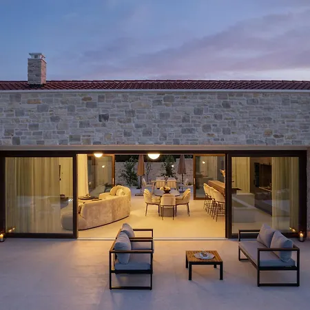 Casa de Férias My Dalmatia - Kastel Mrkic Iii With 2 Private Heated Swimming Pools, Saunas, Jacuzzies And A Sport Court