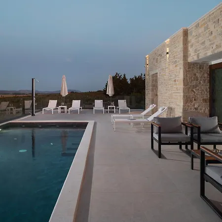 Casa de Férias My Dalmatia - Kastel Mrkic Iii With 2 Private Heated Swimming Pools, Saunas, Jacuzzies And A Sport Court Sveti Filip i Jakov