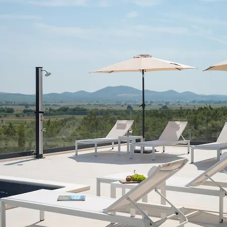 My Dalmatia - Kastel Mrkic Iii With 2 Private Heated Swimming Pools, Saunas, Jacuzzies And A Sport Court Casa de Férias *