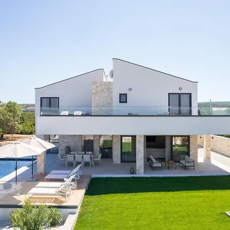 My Dalmatia - Kastel Mrkic Iii With 2 Private Heated Swimming Pools, Saunas, Jacuzzies And A Sport Court Casa de Férias Sveti Filip i Jakov