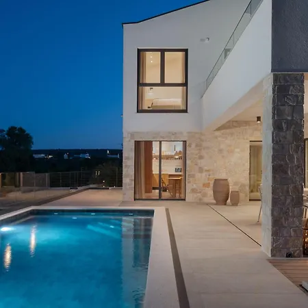 Casa de Férias My Dalmatia - Kastel Mrkic Iii With 2 Private Heated Swimming Pools, Saunas, Jacuzzies And A Sport Court