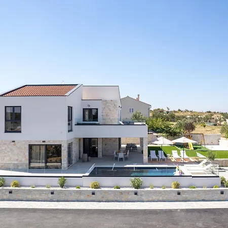 Feriehus My Dalmatia - Kastel Mrkic Iii With 2 Private Heated Swimming Pools, Saunas, Jacuzzies And A Sport Court