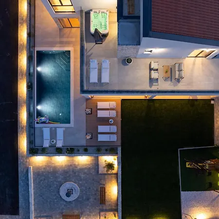 My Dalmatia - Kastel Mrkic Iii With 2 Private Heated Swimming Pools, Saunas, Jacuzzies And A Sport Court * Sveti Filip i Jakov