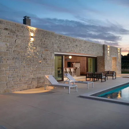 My Dalmatia - Kastel Mrkic Iii With 2 Private Heated Swimming Pools, Saunas, Jacuzzies And A Sport Court Feriehus