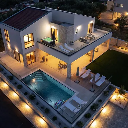 My Dalmatia - Kastel Mrkic Iii With 2 Private Heated Swimming Pools, Saunas, Jacuzzies And A Sport Court Sveti Filip i Jakov