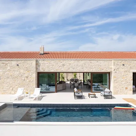 My Dalmatia - Kastel Mrkic Iii With 2 Private Heated Swimming Pools, Saunas, Jacuzzies And A Sport Court Feriehus *
